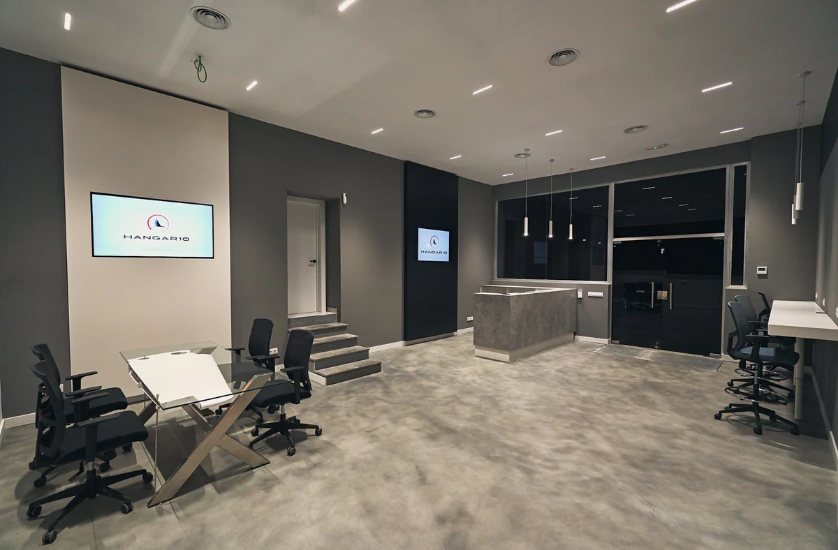 Room with workstations and technical luminaires on the ceiling