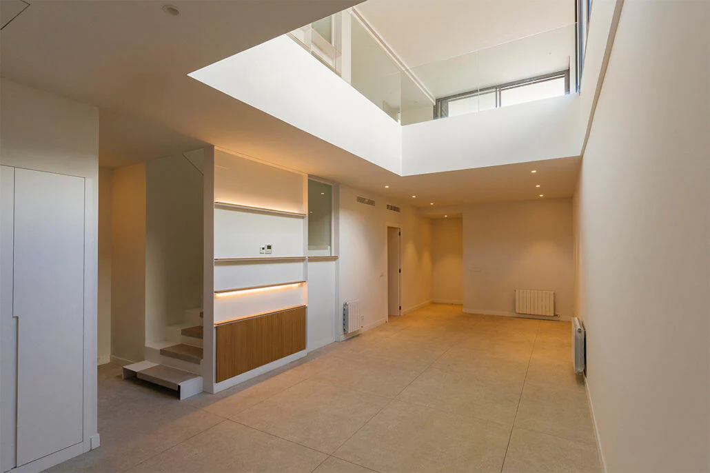 Interior with a central skylight and wooden panels