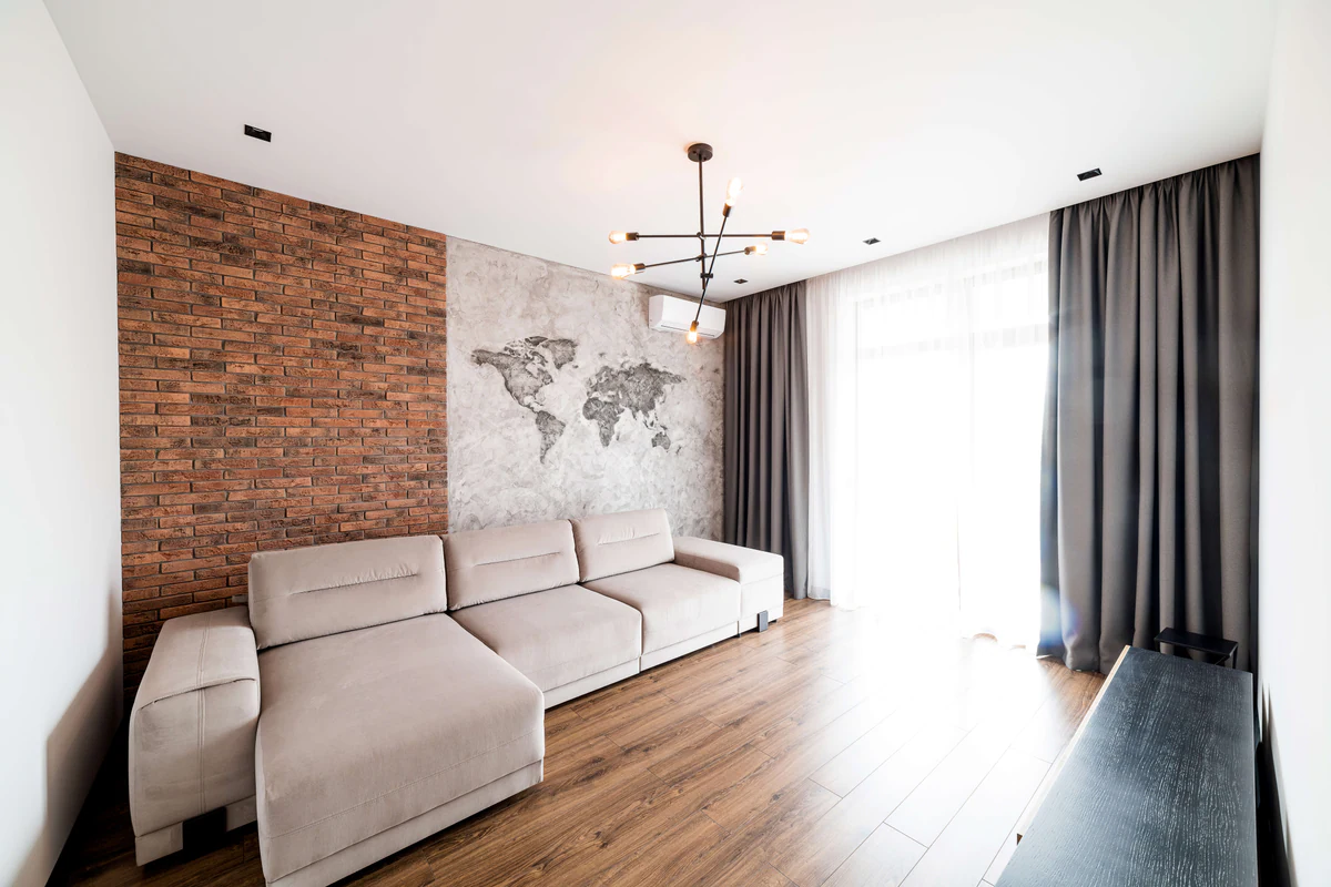 Living room with a brick wall and a decorative central luminaire