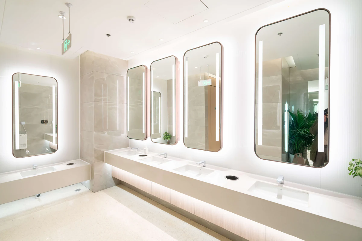 Washbasins with vertical mirrors lit around their edges