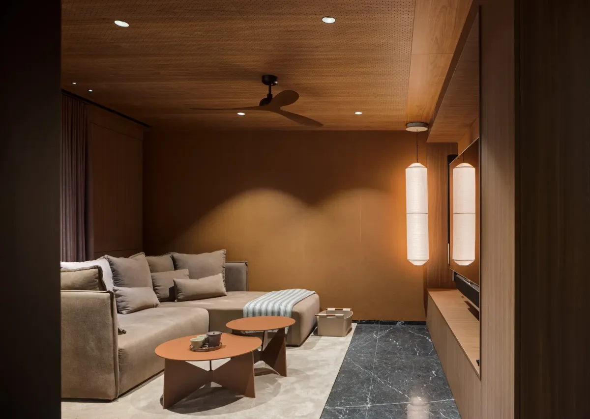 Sala de estar en Barcelona con iluminación cálida integrada y luminarias junto al televisor